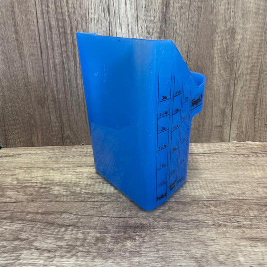FEED SCOOP WITH MEASURING - BLUE