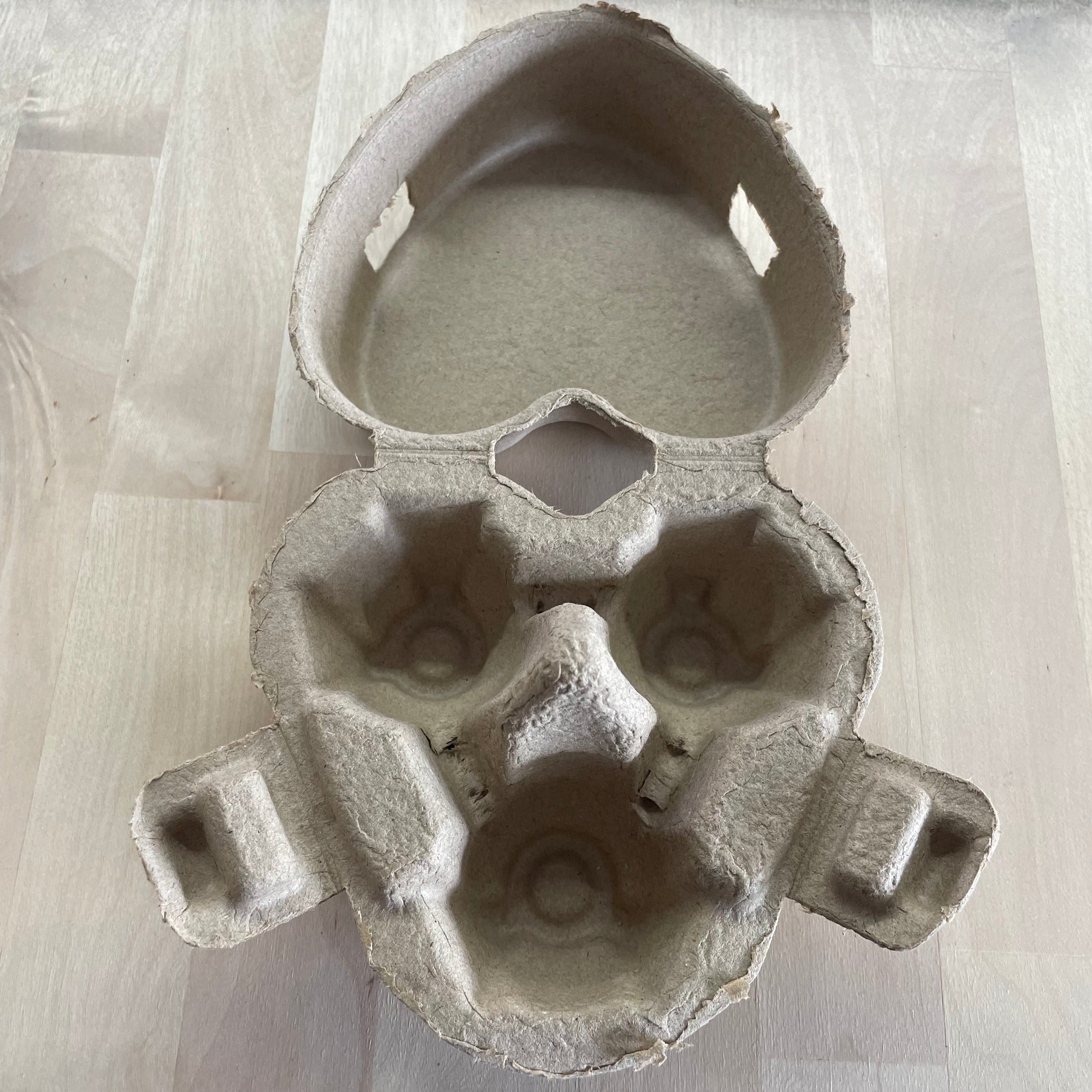 EGG CARTON: HEART, 3 EGGS