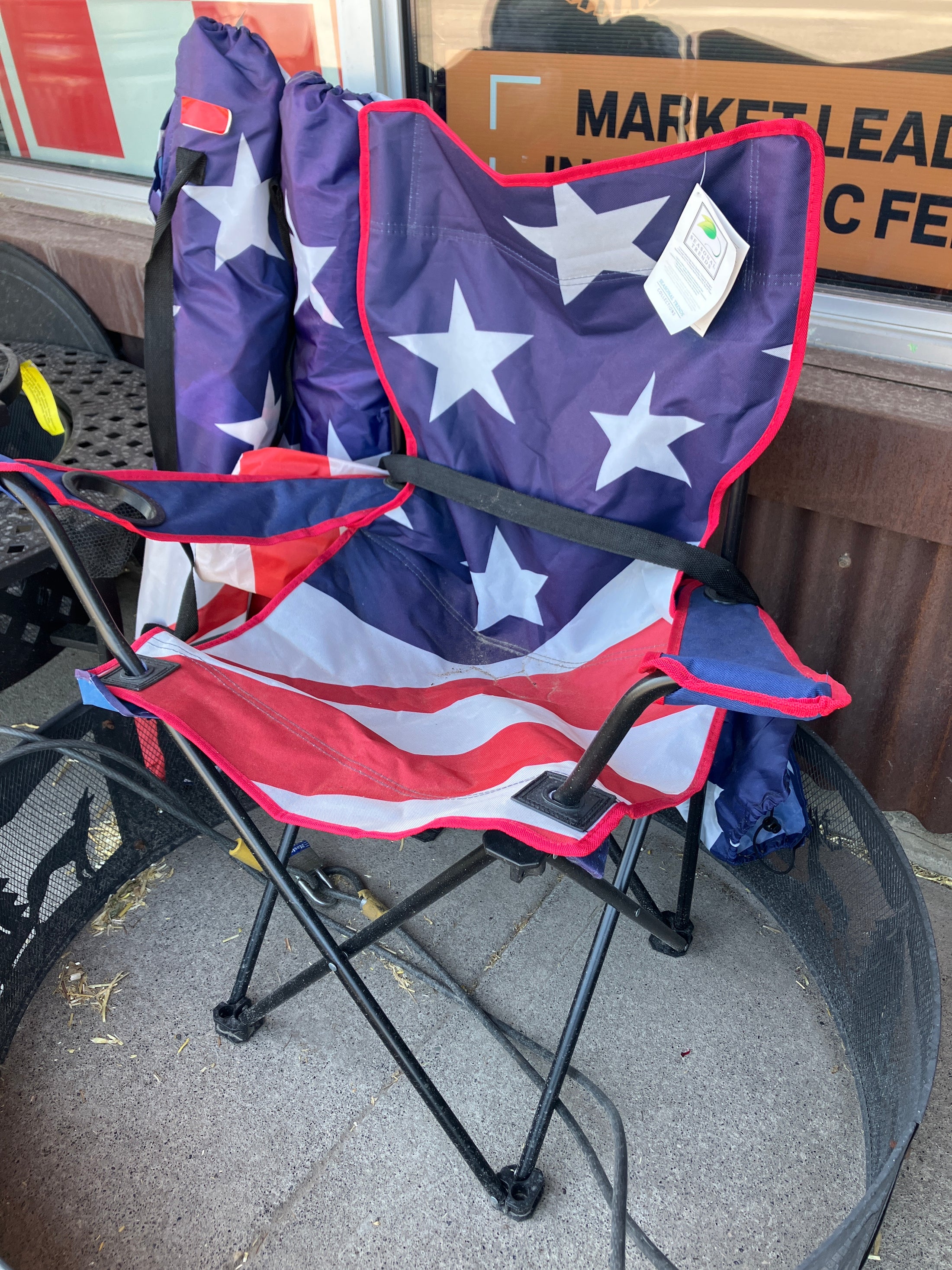 *FOLDING AMERICAN FLAG CHAIR