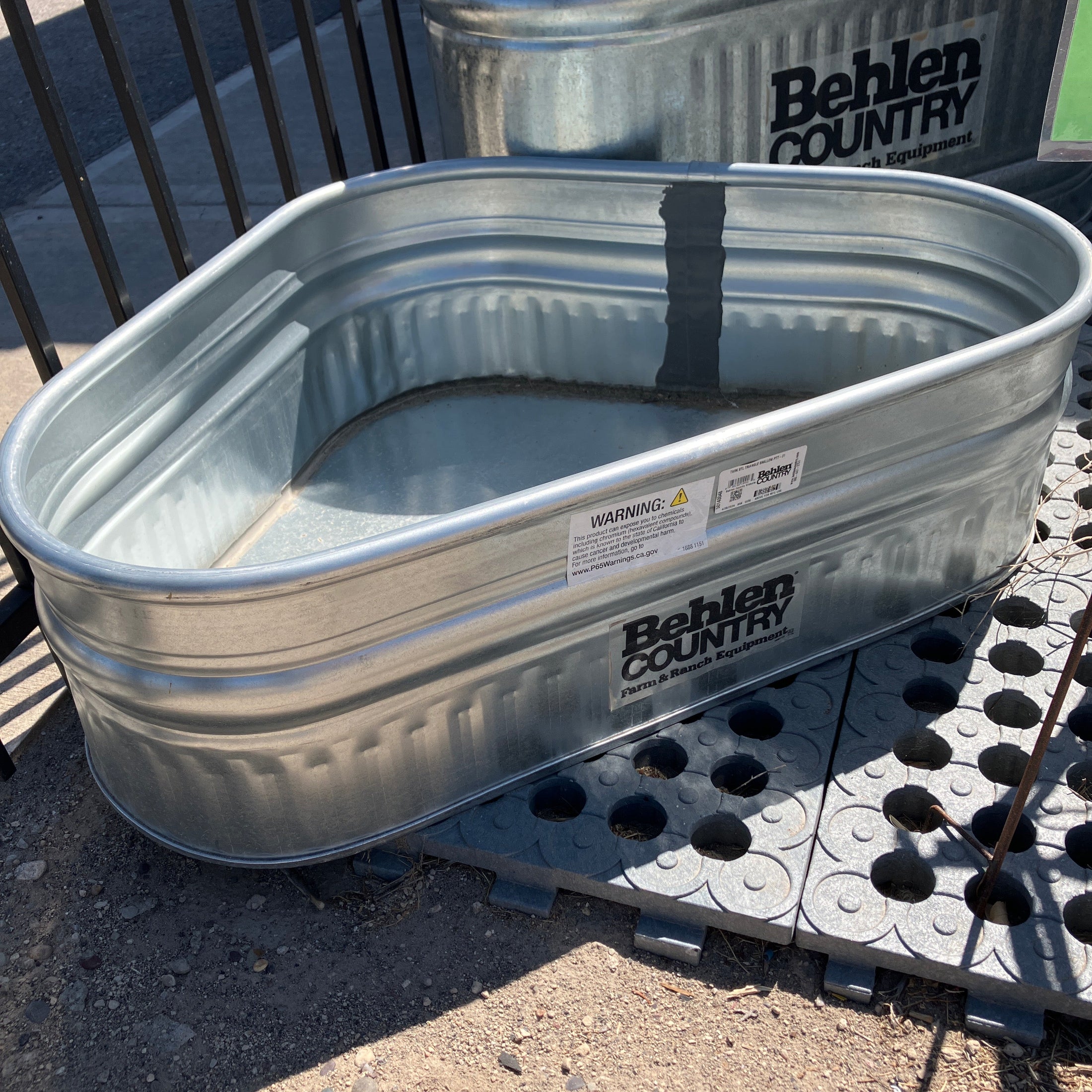 BEH TANK TRIANGLE GALV TANK 40 X 32 X 12 30GAL