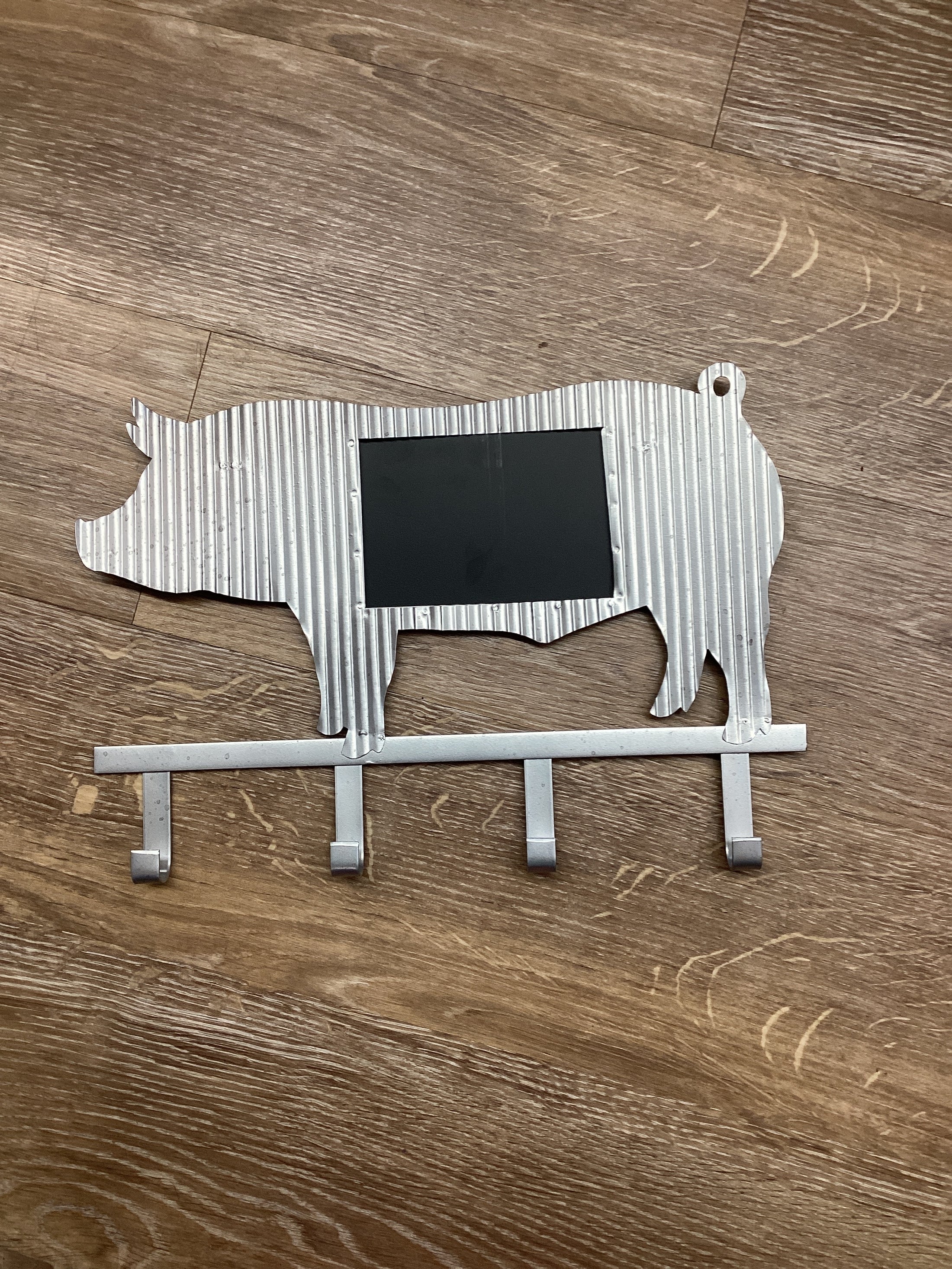 METAL PIG CHALKBOARD 4 HOOK